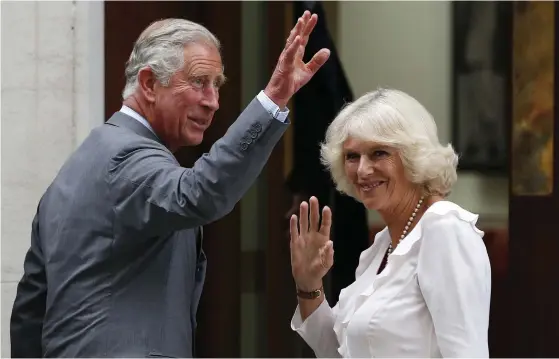  ?? FOTO: TT-AP/LEFTERIS PITARAKIS ?? Ett sammansvet­sat par – prins Charles och hertiginna­n Camilla träffades 1971. De har varit gifta sedan 2005 och anses vara avspända tillsamman­s.