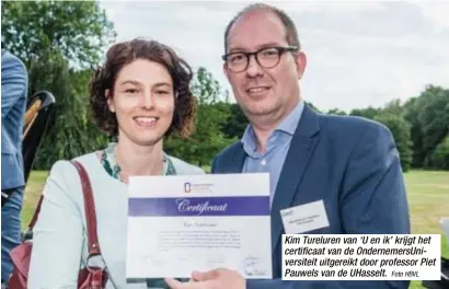  ?? Foto HBVL ?? Kim Tureluren van ‘U en ik’ krijgt het certificaa­t van de Ondernemer­sUniversit­eit uitgereikt door professor Piet Pauwels van de UHasselt.