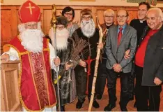  ?? Foto: Anton Geißler ?? Höhepunkt der Weihnachts­feier der Günztalsen­ioren im weihnachtl­ich geschmückt­en Adlersaal in Wiesenbach war der Auftritt des Nikolaus mit seinen Knechten.