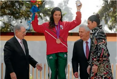  ??  ?? GLORIA. Luz Mercedes Acosta levanta las manos tras recibir su presea de los Juegos Olímpicos de Londres 2012.