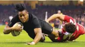  ??  ?? Una meta di Julian Savea, 25 anni, alla Georgia