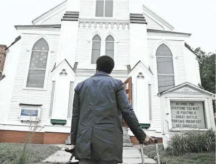  ?? PATRICK HARBRON/HULU ?? Death row attorney Henry Deaver (Andre Holland) returns to his hometown in Hulu’s “Castle Rock.”