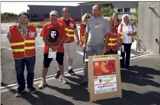  ?? (Photos Patrick Blanchard) ?? Hier, devant l’entrée du site industriel de Transfix, l’union locale CGT de La Garde tractait pour la journée d’action nationale du  septembre. L’entreprise connaît des difficulté­s à la suite d’une baisse de commandes.