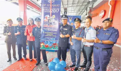 ??  ?? LANCAR: Dzuraidi (empat kanan) dan Alexson Naga (empat kiri) bersama yang lain ketika melancarka­n Ops Selamat Sempena Hari Krismas 2017 di Kuching, semalam.