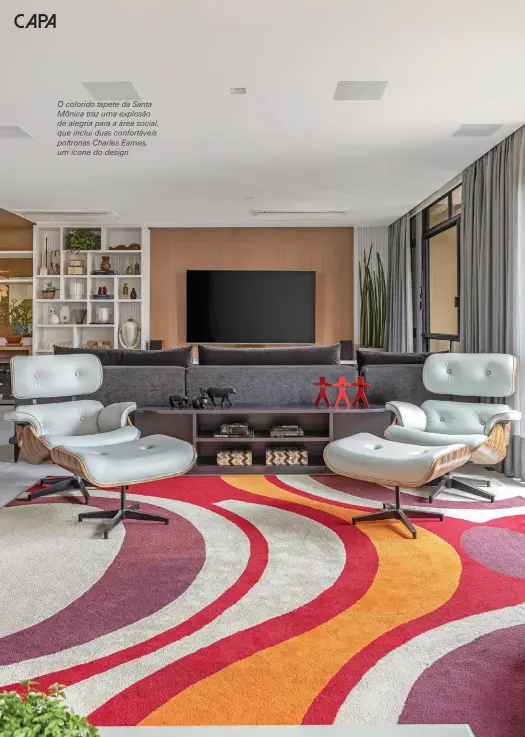  ??  ?? O colorido tapete da Santa Mônica traz uma explosão de alegria para a área social, que inclui duas confortáve­is poltronas Charles Eames, um ícone do design