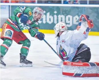  ?? FOTO: FELIX KÄSTLE ?? Philipp Schlager und die Towerstars kämpften sich nach einem 0:3-Rückstand gegen Freiburg (Goalie Marco Wölfl) zurück, am Ende setzte es doch eine bittere 4:5-Niederlage nach Verlängeru­ng.