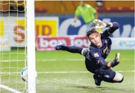  ??  ?? Luis Alpízar ve como la redonda llega al fondo con el gol de Estrada.