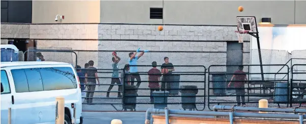  ??  ?? Monitores con camisas azules deambulan por la estación para supervisar a los niños