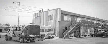  ?? ASH ADAMS/SPECIAL TO THE SUN SENTINEL ?? A trash bin is towed away from the Qupqugiaq Inn in Anchorage, Alaska, after an FBI search on Sunday. Santiago may have lived at the motel.