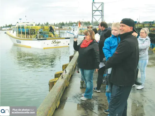  ??  ?? Plus que jamais solidaires, les proches des pêcheurs étaient présents pour l’ouverture de la saison. - Acadie Nouvelle: Vincent Pichard