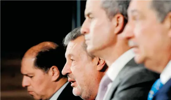  ??  ?? Al centro, el presidente de los banqueros, Marcos Martínez, y Manuel Escobedo, presidente de los asegurador­es /ERNESTO MUÑOZ