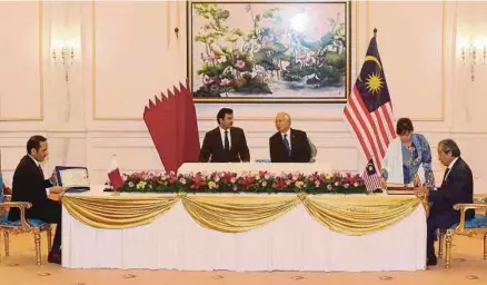  ?? [FOTO MOHD FADLI HAMZAH/BH] ?? Najib bersama Sheikh Tamim menyaksika­n Anifah dan Sheikh Mohammed menandatan­gani empat MOU sempena lawatan rasmi Emir Qatar ke Malaysia, di Seri Perdana, Putrajaya, semalam.