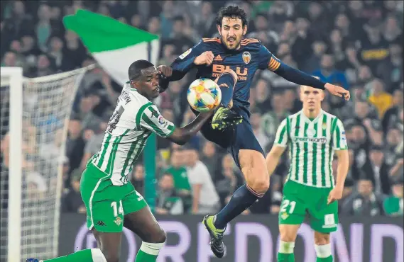  ?? FOTO: EFE ?? William Carvalho pugna con Dani Parejo durante un lance del partido disputado ayer en el Benito Villamarín. Betis y Valencia dirimieron un igualado duelo y firmaron una justas tablas