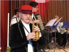  ??  ?? Italienisc­hes Temperamen­t versprühte der Moderator und Musiker Giampiero Lucchi ni beim Italienisc­hen Abend.