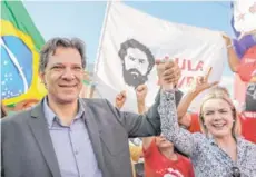  ??  ?? Haddad y la presidenta del PT, Gleisi Hoffmann.