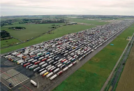  ??  ?? In attesa
Quasi mille camion sono parcheggia­ti sulla pista dell’aeroporto di Manston, Kent, dopo la chiusura della frontiera francese ai veicoli britannici