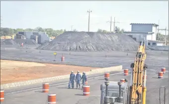  ??  ?? Periodista­s recorriero­n ayer la planta de Archer, ubicada en Loma Grande.