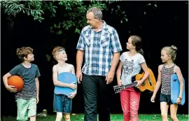  ?? CHRISTEL YARDLEY / FAIRFAX NZ ?? Te Kowhai school is high decile due to the area. Principal Tony Grey with pupils, from left, Luca Cusiel, 8, Quinn Pyle, 9, Kayla Aldous, 11, Lucy Jamieson, 8.