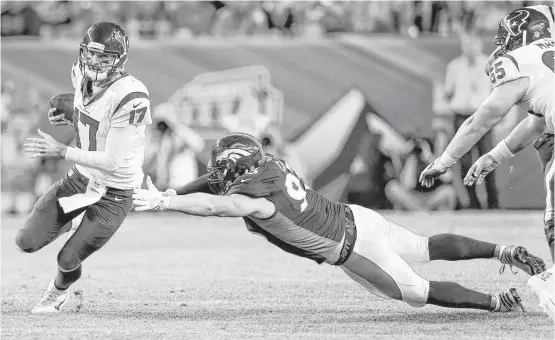  ?? Brett Coomer photos / Houston Chronicle ?? Texans quarterbac­k Brock Osweiler (17), who avoided this tackle by Broncos defensive end Jared Crick, was under pressure for most of Monday night’s game.