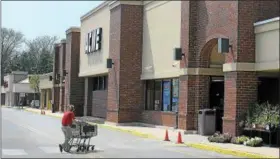  ?? GENE WALSH — DIGITAL FIRST MEDIA ?? A store associate collects carts outside the King of Prussia ACME along DeKalb Pike in Upper Merion on May 3. The store — along with a store on Welsh Road in Towamencin — will close by June 8.