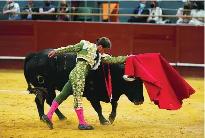  ?? GONZALO PÉREZ ?? El Juli da un pase de pecho en el tercer festejo de la Feria de San Isidro, en Vistalegre