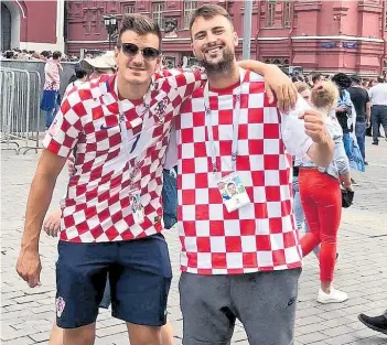  ??  ?? Ivan Santini (na fotografij­i lijevo) bio je ljetos na finalu Svjetskog prvenstva, gledao je u Moskvi uživo utakmicu Hrvatske i Francuske