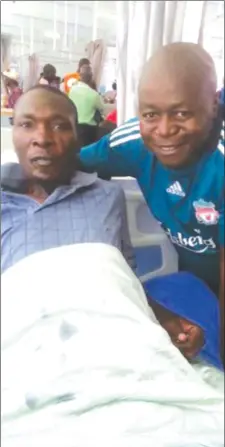  ??  ?? FRIEND IN NEED . . . Former Dynamos winger Simon Chuma (right) visits his old teammate Henry “Beefy” Chari in hospital