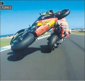  ??  ?? La moto de Zarco impacta con el trasero de la Honda. Marc se salvó de milagro