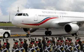  ?? — NIÑO JESUS ORBETA ?? WARMWELCOM­E Philippine Military Academy cadets in formation as Cambodia’s premier arrives at Clark airport.