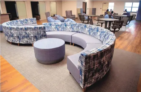  ?? EDDIE MOORE/JOURNAL ?? The new mental health crisis center at La Sala has a living room type environmen­t.