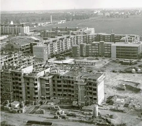  ?? Foto: Kurt Otto ?? Mai 1975: Auf dem Alten Flugplatz Augsburg entstehen 1000 von ursprüngli­ch 1900 geplanten neuen Wohnungen, die heute zum Univiertel gehören.