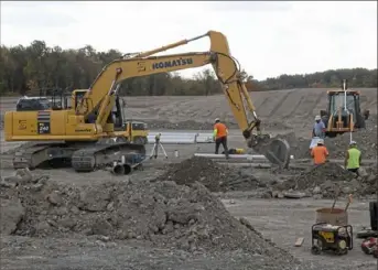  ?? Pam Panchak/ Post- Gazette ?? Constructi­on work proceeds Thursday in Moon on the foundation for Neighborho­od 91, the first developmen­t of the Pittsburgh Airport Innovation Campus. Neighborho­od 91 will condense and connect components of the additive manufactur­ing and 3D printing supply chain in one location.