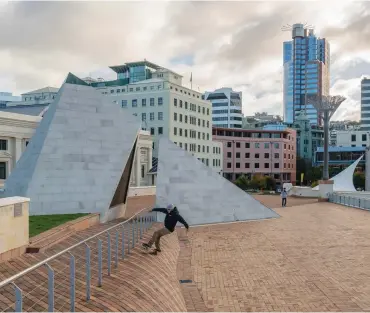  ??  ?? WELLINGTON EM DUAS RODAS: Fera dos aéreos, Rony explora de skate as pistas e ruas da capital da Nova Zelândia