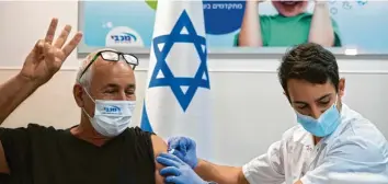  ?? Foto: Sebastian Scheiner, dpa ?? Mit der dritten Impfung aus der Krise: Israel hat als Impfvorrei­ter schnell aus Studien gelernt.
