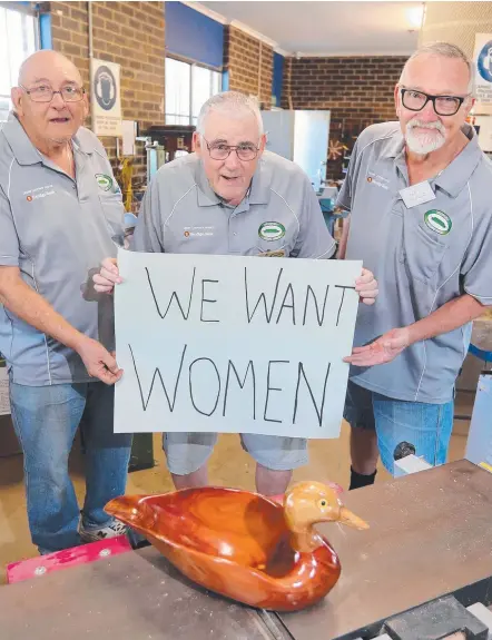  ?? Picture: RICHARD GOSLING ?? John Grant, Jim Smith and John Spieker at Oxenford Men's Shed.