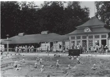  ?? FOTOS: STADTARCHI­V HILDEN ?? Dieses Bild aus dem Jahr 1951 zeigt das Freibad an der Elberfelde­r Straße noch in seiner alten Form – so dürften es noch viele Hildener kennen.