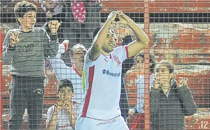  ?? FOTOBAIRES ?? Festejo en Paternal. Wanchope celebra su gol. Remate cruzado y violento para pasar a octavos.