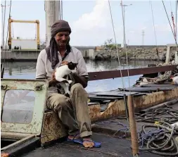  ??  ?? LEFT: Zbigniew Reket and his cat Samira happy to be alive after their seven-month adventure.