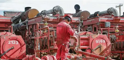  ?? Steve Gonzales / Houston Chronicle file ?? A Halliburto­n employee works in Midland. Oil field services revenues have rebounded, giving sector leaders Schlumberg­er and Halliburto­n revenue increases of 9.5 percent and 29.8 percent, respective­ly, last year.