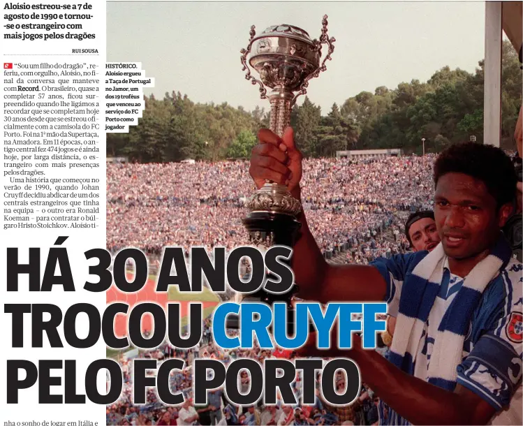  ??  ?? HISTÓRICO. Aloísio ergueu a Taça de Portugal no Jamor, um dos 19 troféus que venceu ao serviço do FC Porto como jogador