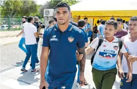  ?? LUIS FELIPE DE LA HOZ ?? Rafael Pérez camina hacia el bus acompañado por algunos hinchas.