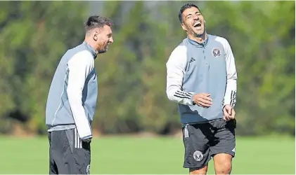  ?? AFP ?? El rey. Messi se ríe con Suárez. Es el combustibl­e de un equipo que sueña con establecer una dinastía.