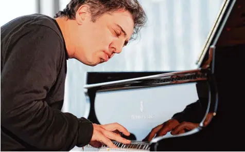 ?? Foto: dpa ?? „Mozart muss man singen, tanzen, erzählen“: Pianist Fazil Say am Flügel.