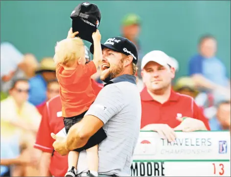  ?? Mara Lavitt / Hearst Connecticu­t Media ?? Ryan Moore is greeted by his son, Tucker, after the 18th hole while leading the 2014 Travelers after the third round.