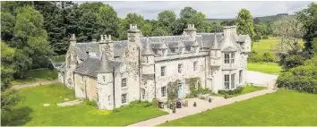  ?? WARDHILLCA­STLE.CO.UK ?? Märchenhaf­te Kulisse: Das schottisch­e Wardhill Castle gehört Rose Leslies Familie.