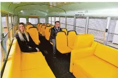  ?? FOTO: BECKER/BREDEL ?? Paula und Lukas Lay im US-Schulbus, der über regelrecht­e Sofas verfügt. Es gibt 20 Sitzplätze und gegebenenf­alls vier Rollstuhlp­lätze.