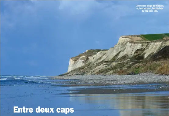  ??  ?? L’immense plage de Wissant, et, tout au bout, les falaises du cap Gris-Nez.