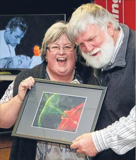  ?? Photo: ELYSE CHILDS ?? Happy moment: Denise Gandy receives the best abstract award from judge Bruce Hutton.