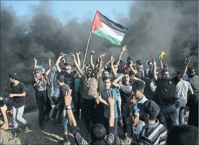  ?? KHALIL HAMRA / AP ?? Disparos del ejército israelí mataron ayer a seis palestinos, dos de ellos niños, durante las protestas en Gaza