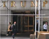  ?? SPENCER PLATT GETTY IMAGES ?? Gente camina por un edificio propiedad de Trump el 30 de abril de 2019 en la ciudad de Nueva York.